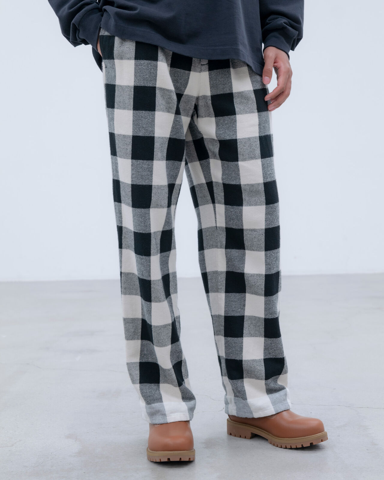 LINE FLANNEL CHECK EASY PANTS,BLACK, large image number 6