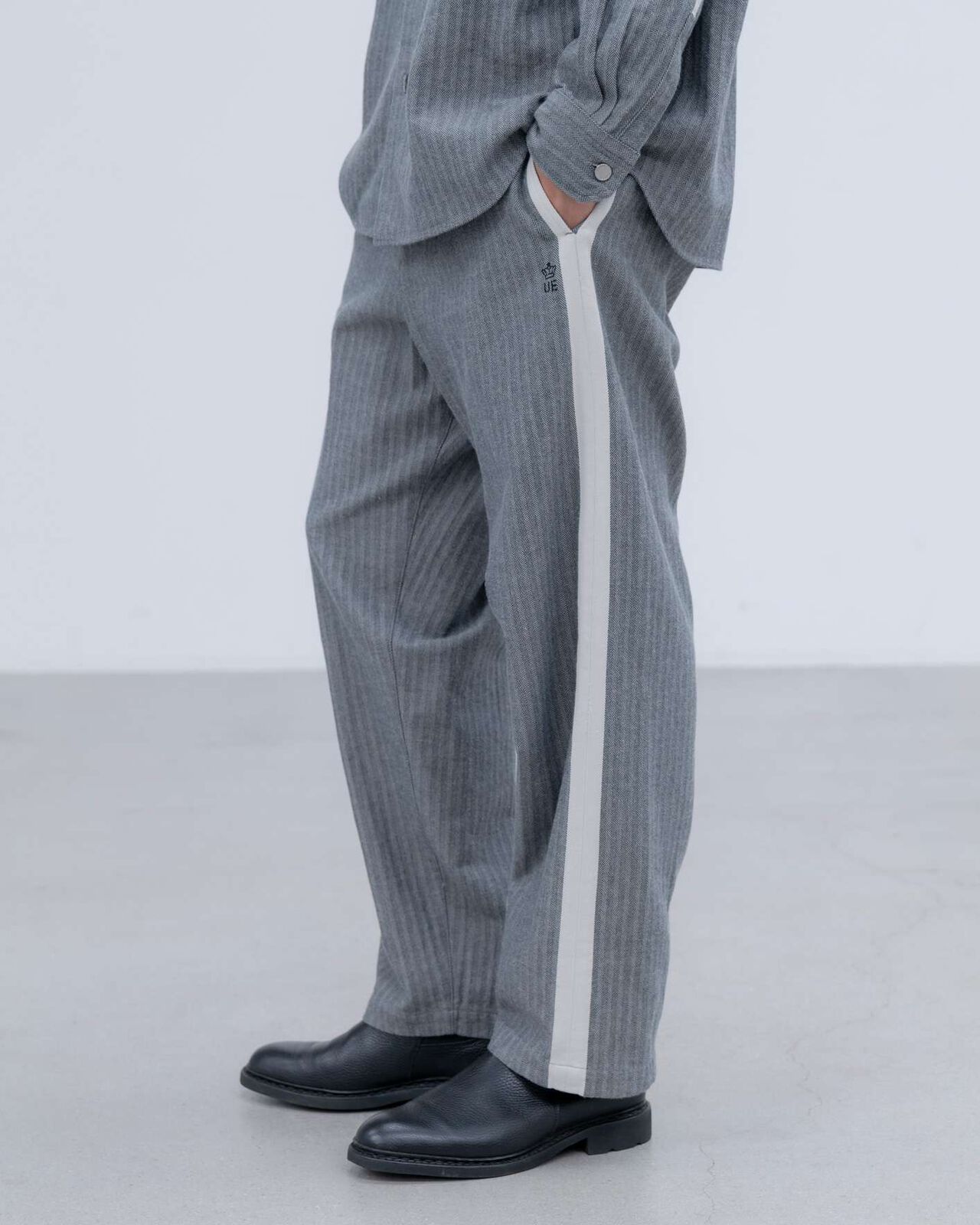 SELVAGE HERRINGBONE PANTS,CHARCOAL GRAY, large image number 5