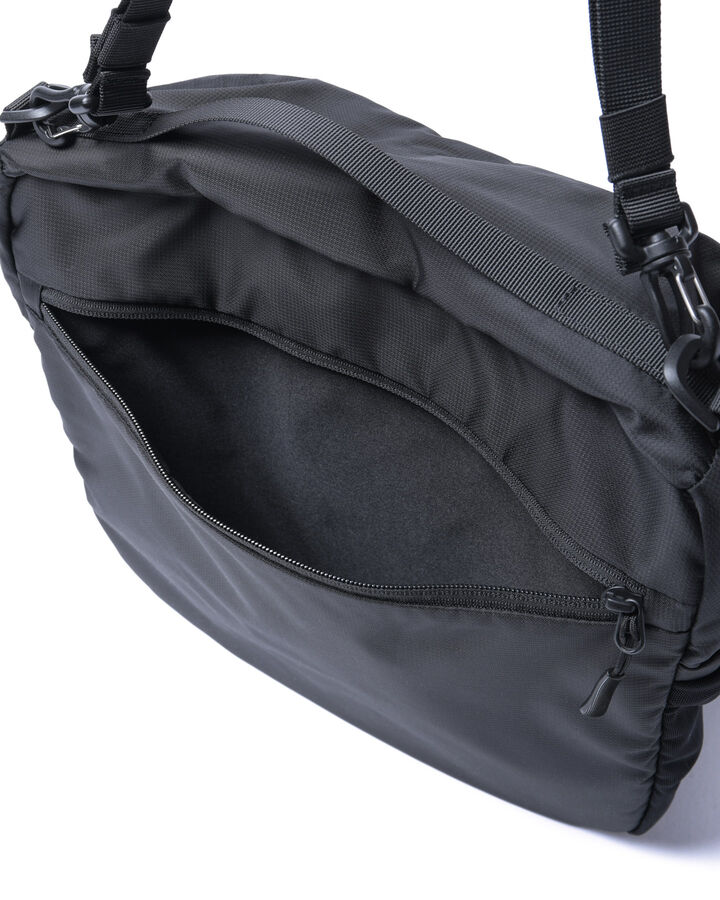 TOUR SHOULDER BAG,BLACK, medium image number 3