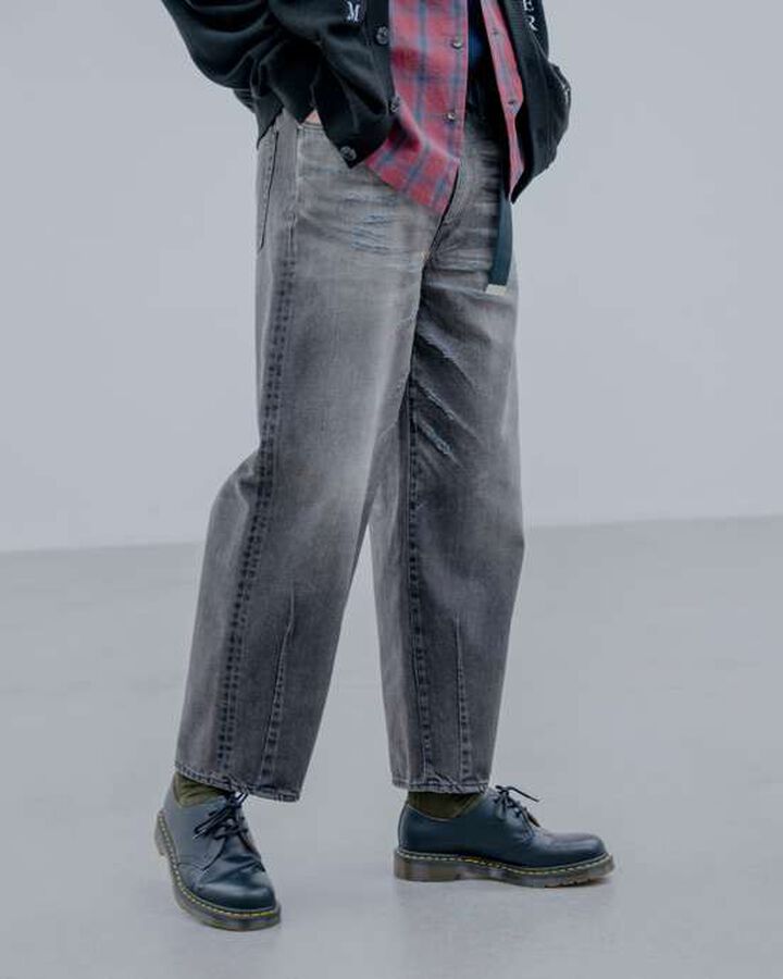 DAMAGED HEM TUCK WIDE STRAIGHT JEANS,BLACK, medium image number 5